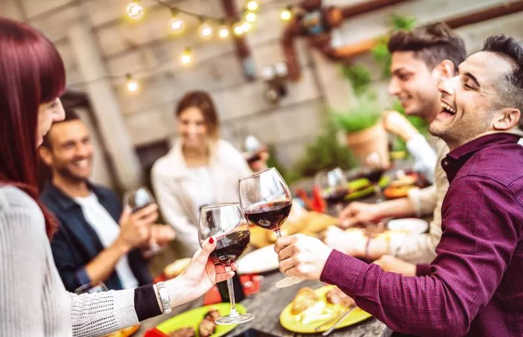 Réserver pour 3 personnes dans un restaurant pour manger de la cuisine faite maison en terrasse à Saint-Galmier, Saint-Galmier, Afterfly